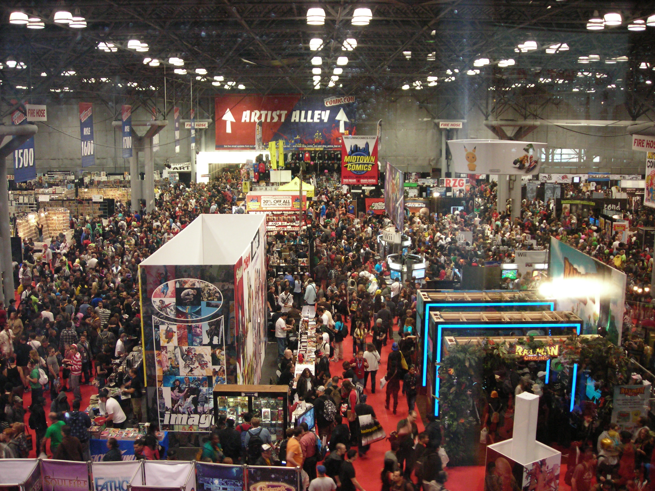 Comic con new york cast hi-res stock photography and images - Alamy